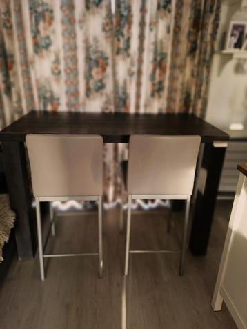 bartafel met bijpassende barstoelen beschikbaar voor biedingen