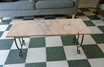 table de salon dessus en marbre beschikbaar voor biedingen