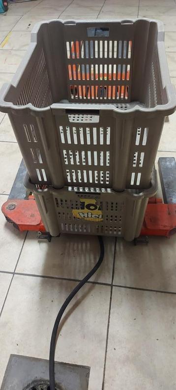 Lot 24 st. Stapelbare plastic bakkerij bakken beschikbaar voor biedingen