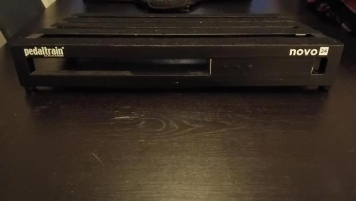 Pedalboard Pedaltrain Novo 24 + alim et câble, Musique & Instruments, Effets, Utilisé, Autres types, Enlèvement