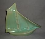 FAIENCERIE DE THULIN ART DECO BOOTJE CELADON GROEN CA 1935, Antiquités & Art, Antiquités | Céramique & Poterie, Enlèvement ou Envoi