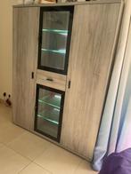 Warmgrijze houten vitrinekast met achtergrondverlichting, Huis en Inrichting, Kasten | Vitrinekasten, Ophalen, 100 tot 150 cm