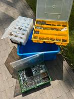 Plastic bak met 3 koffers, nagels - vijzen ed, Ophalen