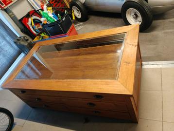 Vitrine salontafel  beschikbaar voor biedingen