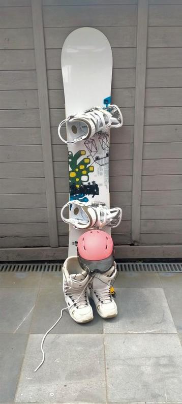 Volledige dames snowboard set in perfekte staat  beschikbaar voor biedingen