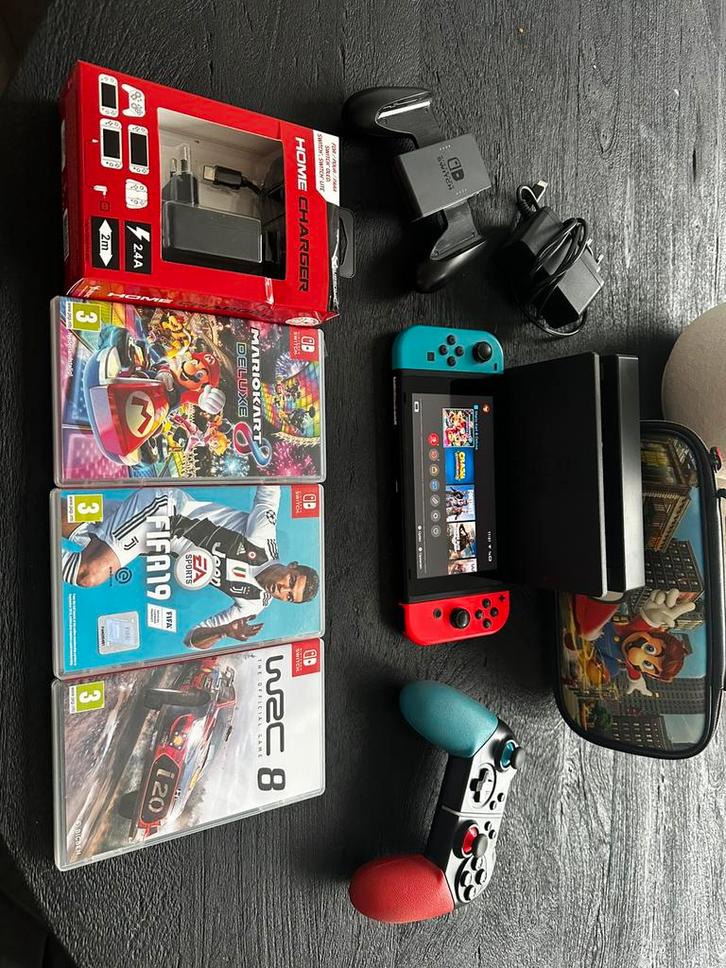 Nintendo switch, Games en Spelcomputers, Spelcomputers | Nintendo Switch, Gebruikt, Switch 2019 Upgrade, Met 2 controllers, Met games