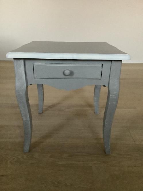 2 leuke brocante nachttafeltjes, Huis en Inrichting, Slaapkamer | Nachtkastjes, Zo goed als nieuw, Minder dan 55 cm, 45 tot 65 cm