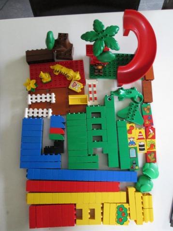 Lot Duplo met veel blokken, bouwplaatjes, dieren , bomen beschikbaar voor biedingen