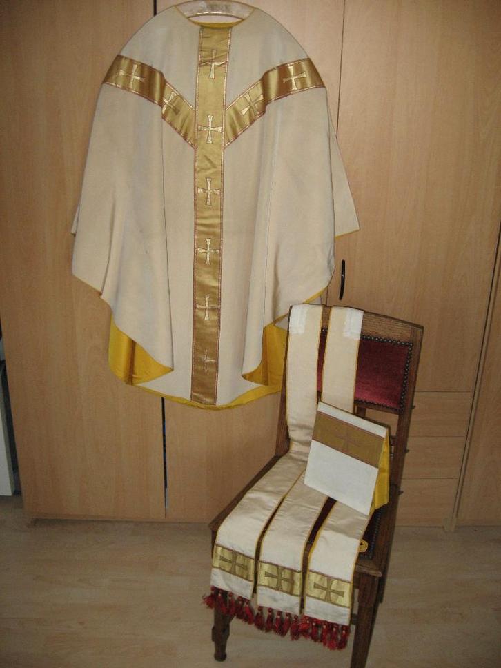 Wit kazuifel met stola, manipel en bursa, Antiek en Kunst, Antiek | Religieuze voorwerpen, Ophalen of Verzenden