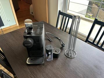 Machine à café Delonghi x Nespresso Lattissima, Réservoir d'eau amovible, Comme neuf, Dosettes et capsules de café, 2 à 4 tasses