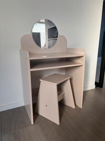 Petit Amelie make up tafel met stoel beschikbaar voor biedingen