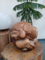 Yogiman- beeld in hout.