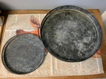 Ronde grijze metalen dienbladen beschikbaar voor biedingen