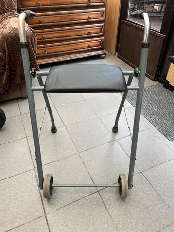 Rollator met vaste steun beschikbaar voor biedingen