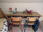 Retro bureau kind met 2 leuke stoeltjes, Huis en Inrichting, Bureaus, Ophalen, Gebruikt, Bureau