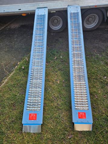 Oprijplaaten voor zitmaier L =205 cm 2 stuks voor 80 euro beschikbaar voor biedingen