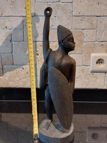 Guerrier en bois dur  beschikbaar voor biedingen
