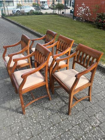 Mooie houten stoelen beschikbaar voor biedingen