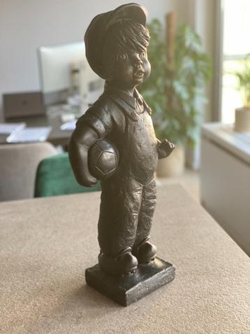 Decoratief beeld jongen met voetbal beschikbaar voor biedingen