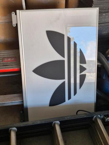 Verkoop: Professioneel Adidas Pixelscherm Display – incl. Me beschikbaar voor biedingen