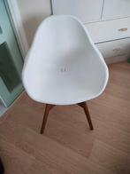 Witte kuipstoel met houten onderstel, Huis en Inrichting, Wit, Nieuw, Scandinavisch, Eén