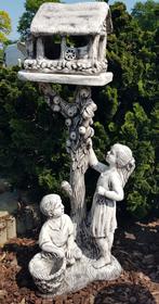 Beton 2 kindjes aan appelboom met vogelhuisje 1m40, Jardin & Terrasse, Statues de jardin, Homme, Béton, Enlèvement ou Envoi, Neuf