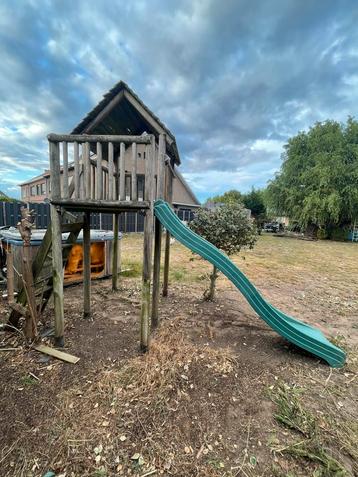 Grote Speeltoren+glijbaan+gratis schommel beschikbaar voor biedingen