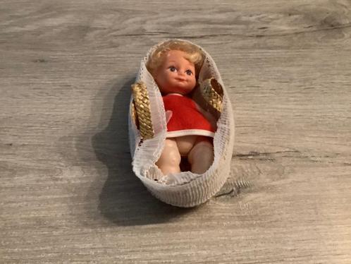Vintage speelpopje met wiegje, Verzamelen, Poppen, Gebruikt, Pop, Ophalen of Verzenden