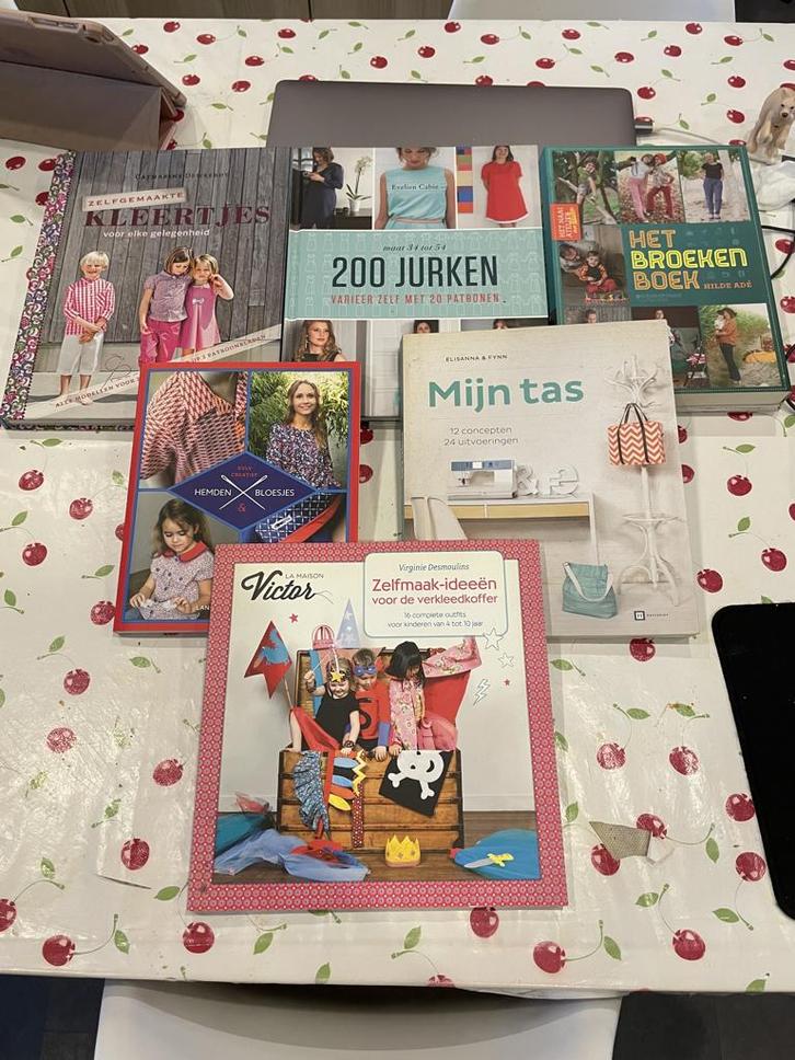 Naaiboeken en patronen., Hobby en Vrije tijd, Kledingpatronen, Zo goed als nieuw, Ophalen