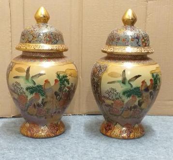 2 Chinese vases/potten beschikbaar voor biedingen