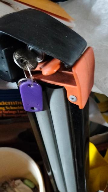 Paar autodakdragers met sleutels  beschikbaar voor biedingen