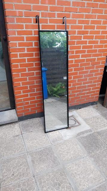 Spiegel met deur bevestiging en metalen frame beschikbaar voor biedingen