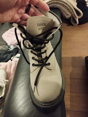 Schoenen te koop beschikbaar voor biedingen