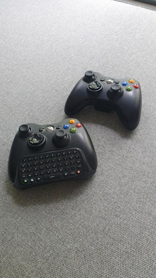 Twee kapotte draadloze Xbox 360 controllers (incl. chatpad), Games en Spelcomputers, Spelcomputers | Xbox | Accessoires, Niet werkend