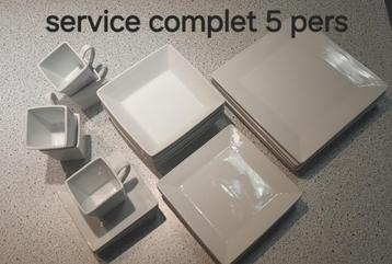 service de table 5 personnes beschikbaar voor biedingen