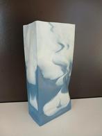 Schattige kleine blauw-witte vaas in vorm van papieren zak!, Ophalen, Overige kleuren, Aardewerk of Porselein, Zo goed als nieuw