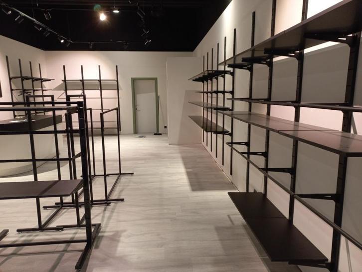 Wandsysteem LASER Black 240cm/ legplanken, Zakelijke goederen, Kantoor en Winkelinrichting | Kantoorartikelen, Wandsysteem, Gebruikt