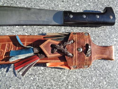 Machete met decoratieve lederen schede, Collections, Objets militaires | Général, Autres, Enlèvement ou Envoi