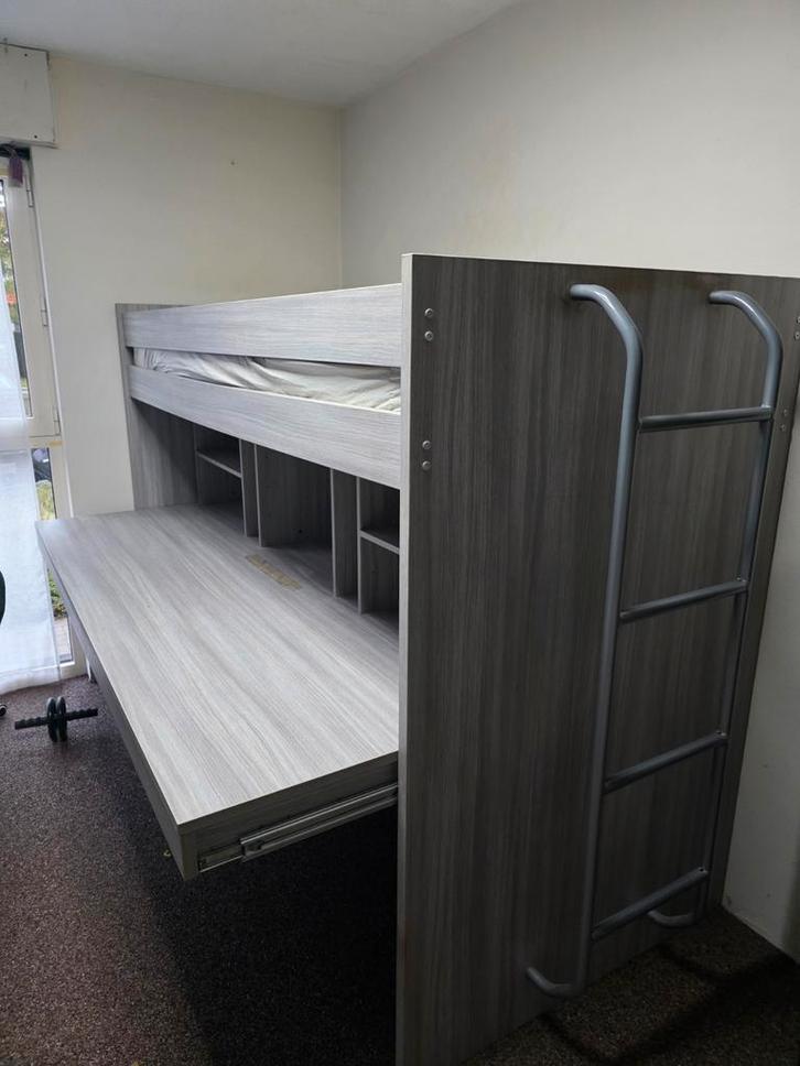 Hoogteslaper met uitschuifbare bureau en matras., Kinderen en Baby's, Kinderkamer | Stapelbedden en Hoogslapers, Zo goed als nieuw