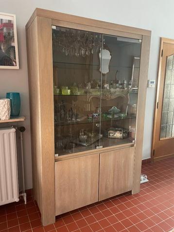 Moderne vitrinekast hout met glas beschikbaar voor biedingen