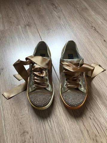 Schoen meisje beschikbaar voor biedingen