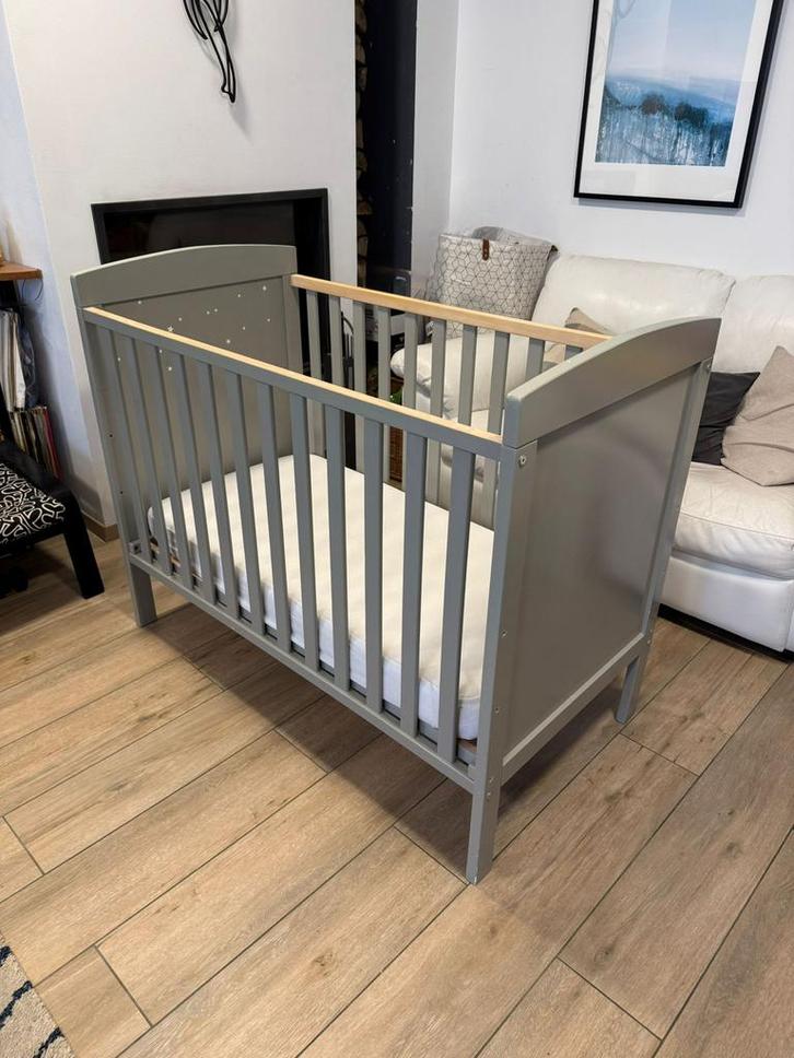 Childwood babybed + matras, matrasbeschermer en bumpers, Kinderen en Baby's, Babywiegjes en Ledikanten, Gebruikt, Ledikant, Ophalen