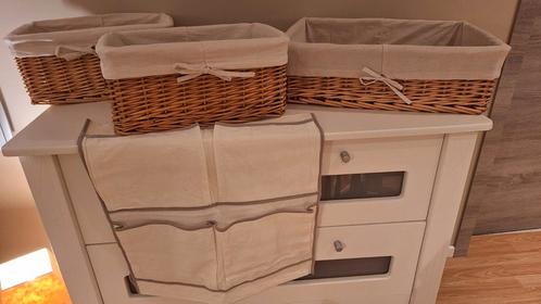 Rieten mandjes + katoenen opbergzak voor verzorgingstafel, Kinderen en Baby's, Kinderkamer | Commodes en Kasten, Gebruikt, Ophalen