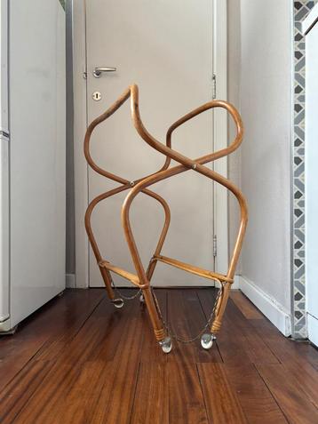 Rattan mandhouder of dienbladhouder met wielen beschikbaar voor biedingen