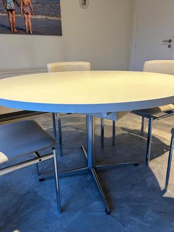 Ronde tafel met 5 lederen stoelen beschikbaar voor biedingen