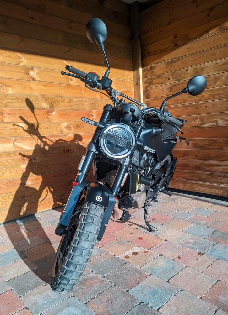 Husqvarna svartpilen 125 (2023), Motos, Motos | Husqvarna, Particulier, Naked bike, jusqu'à 11 kW, 1 cylindre, Permis Moto A1 minimum