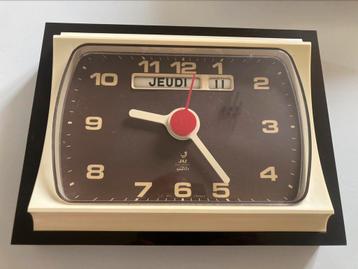 VINTAGE JAZ WANDKLOK + KALENDER IN PERFECTE STAAT beschikbaar voor biedingen