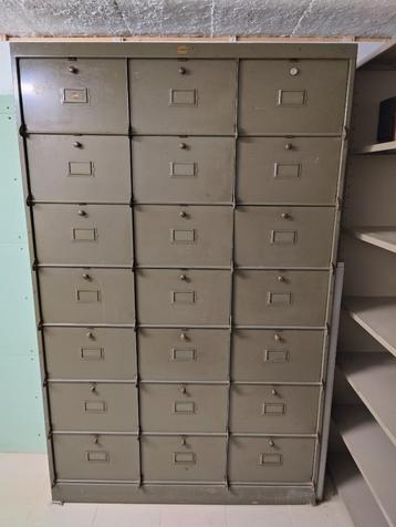 Vintage industriële (Franse) kleppenkast beschikbaar voor biedingen