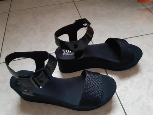 Sandales noires à semelles compensées "Tommy Jeans" P 39, Kleding | Dames, Schoenen, Zo goed als nieuw, Sandalen of Muiltjes, Zwart