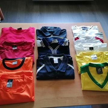 12 Voetbaltruitjes + uitrusting - VOOR ALLES 15€ beschikbaar voor biedingen